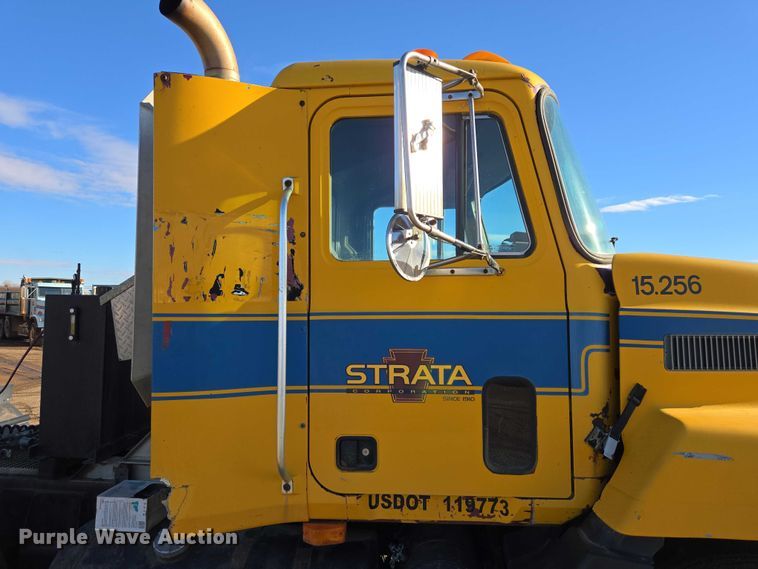 image for item EB1305 1994 Mack CH613 semi truck