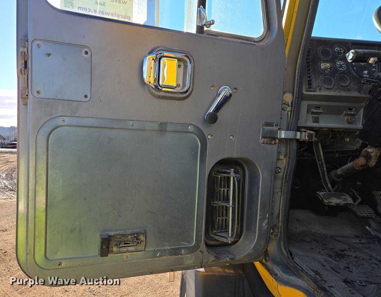 image for item EB1305 1994 Mack CH613 semi truck