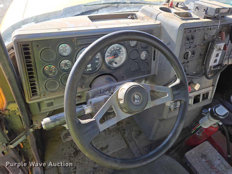 image for item EB1305 1994 Mack CH613 semi truck