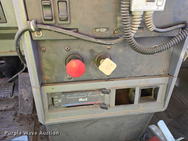 image for item EB1305 1994 Mack CH613 semi truck