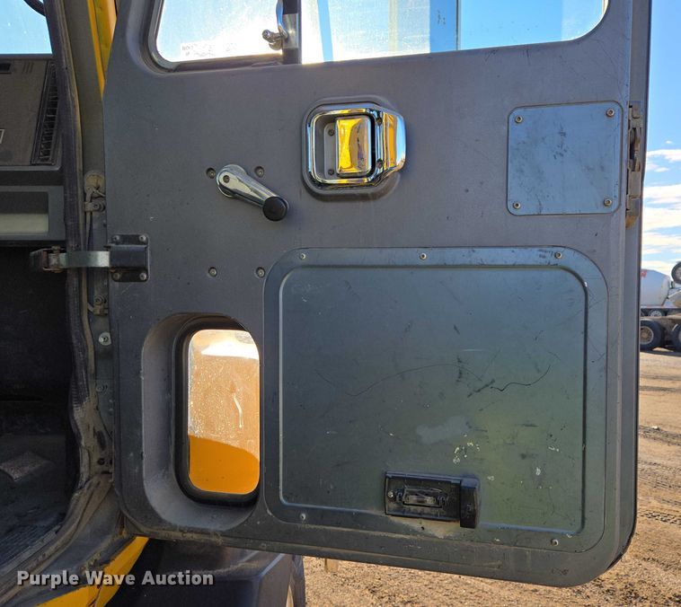 image for item EB1305 1994 Mack CH613 semi truck