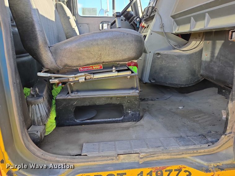 image for item EB1305 1994 Mack CH613 semi truck