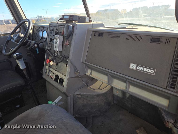 image for item EB1305 1994 Mack CH613 semi truck