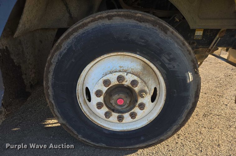 image for item EB1305 1994 Mack CH613 semi truck