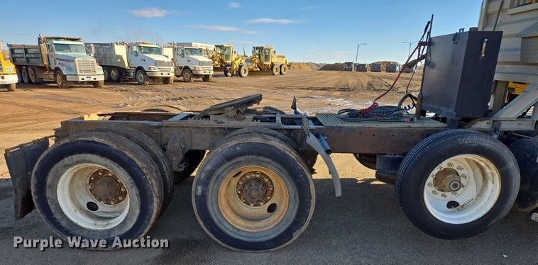 image for item EB1305 1994 Mack CH613 semi truck