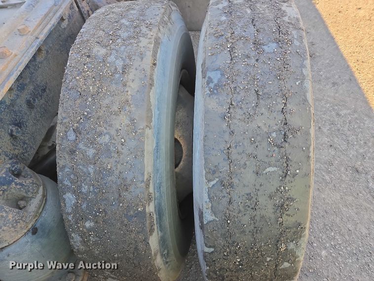 image for item EB1305 1994 Mack CH613 semi truck