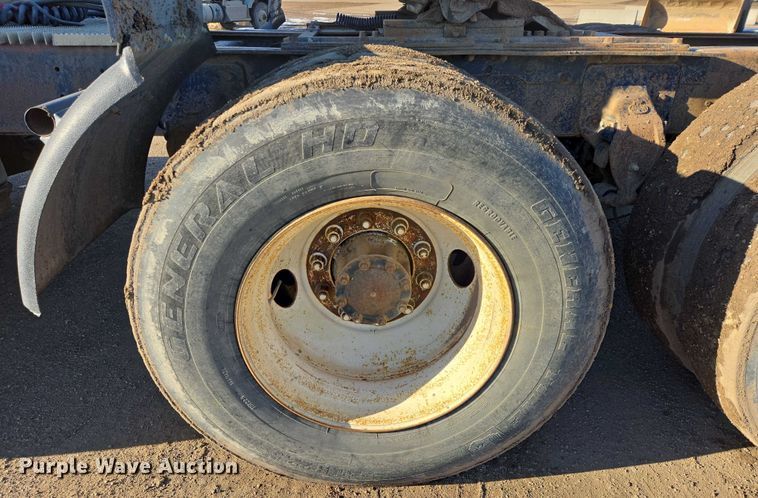 image for item EB1305 1994 Mack CH613 semi truck