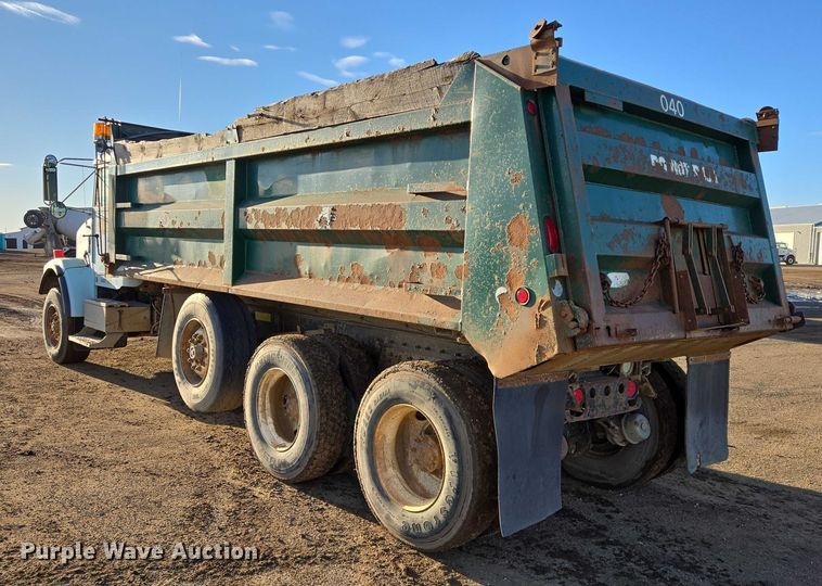 image for item EB1307 2000 Freightliner FLD dump truck