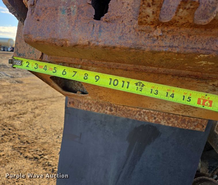 image for item EB1307 2000 Freightliner FLD dump truck