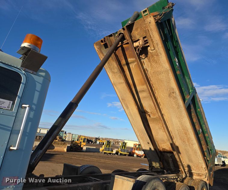 image for item EB1307 2000 Freightliner FLD dump truck