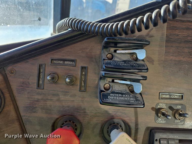 image for item EB1307 2000 Freightliner FLD dump truck