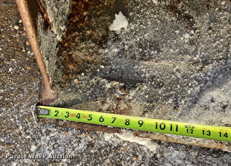 image for item EB1317 2000 John Deere 210LE landscape tractor