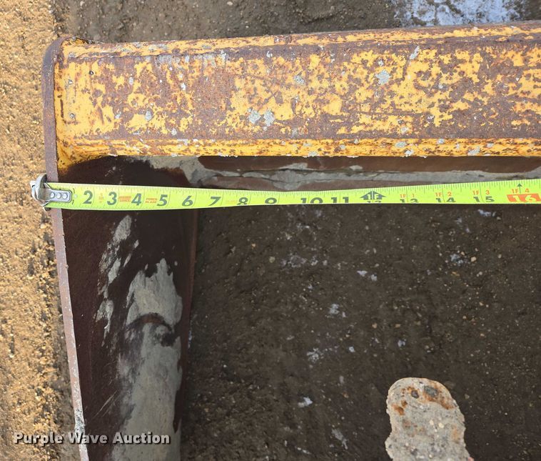 image for item EB1317 2000 John Deere 210LE landscape tractor