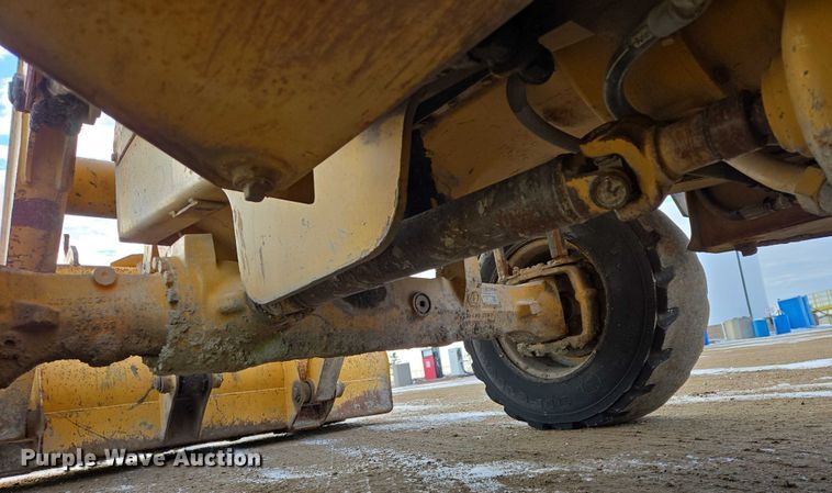 image for item EB1317 2000 John Deere 210LE landscape tractor