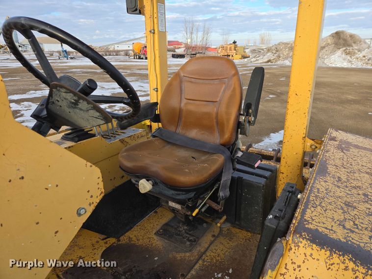 image for item EB1317 2000 John Deere 210LE landscape tractor