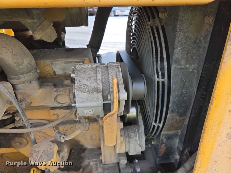 image for item EB1317 2000 John Deere 210LE landscape tractor