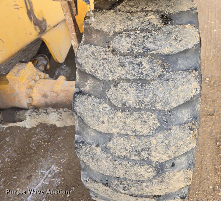 image for item EB1317 2000 John Deere 210LE landscape tractor