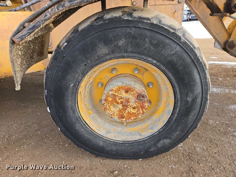 image for item EB1317 2000 John Deere 210LE landscape tractor