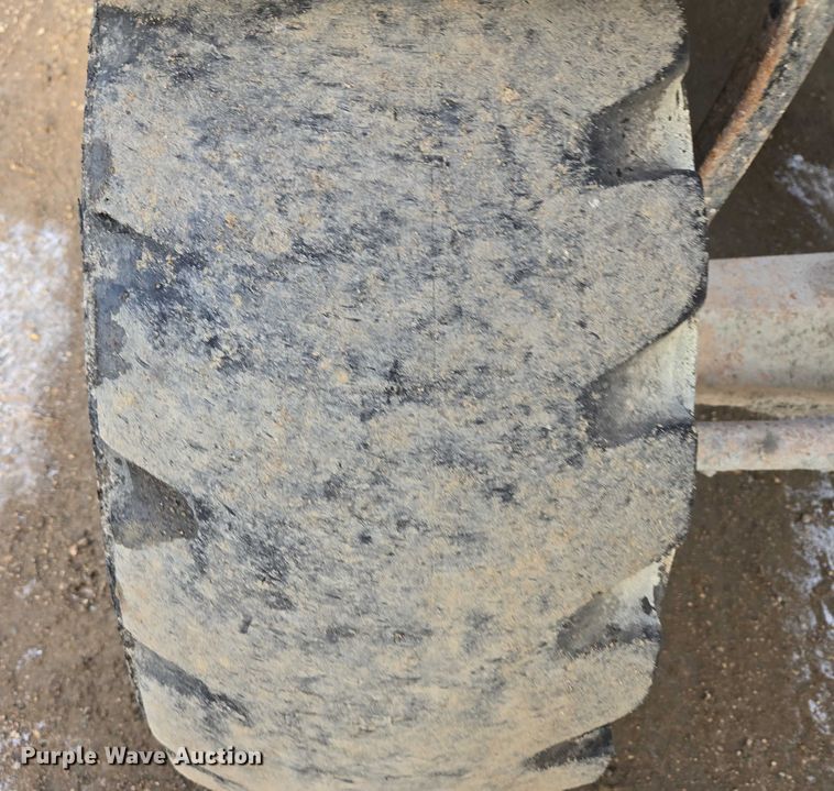 image for item EB1317 2000 John Deere 210LE landscape tractor