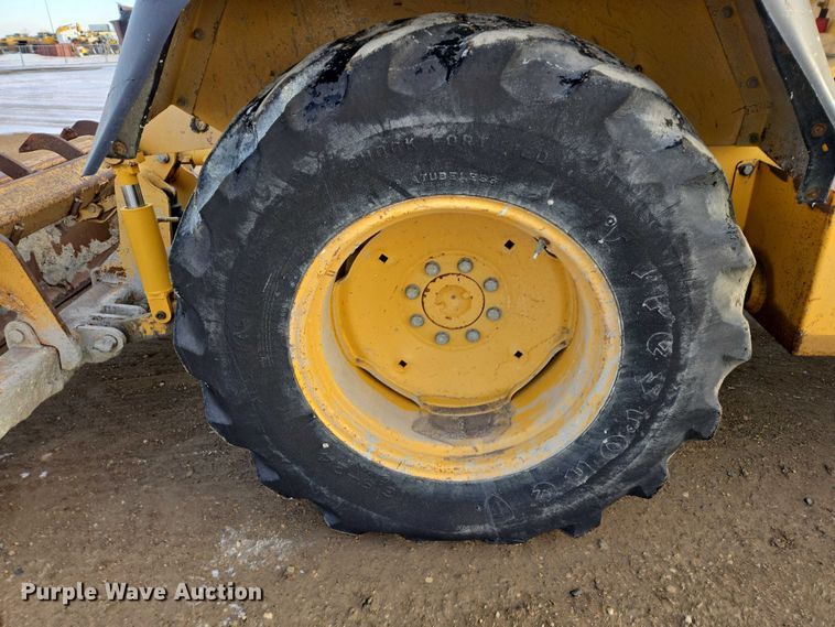 image for item EB1317 2000 John Deere 210LE landscape tractor