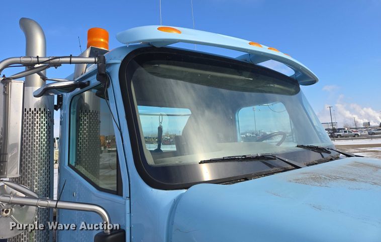 image for item EB1320 2007 International 9200i semi truck