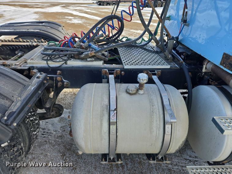 image for item EB1320 2007 International 9200i semi truck