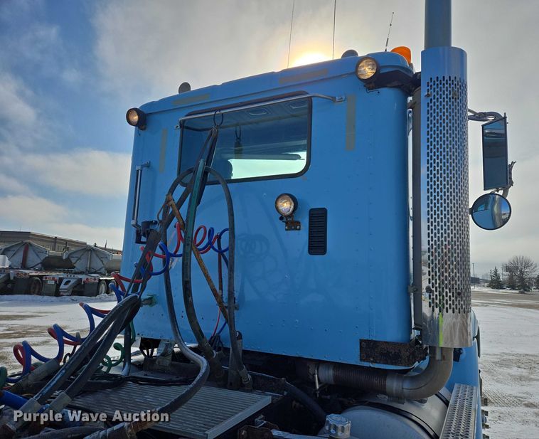 image for item EB1320 2007 International 9200i semi truck