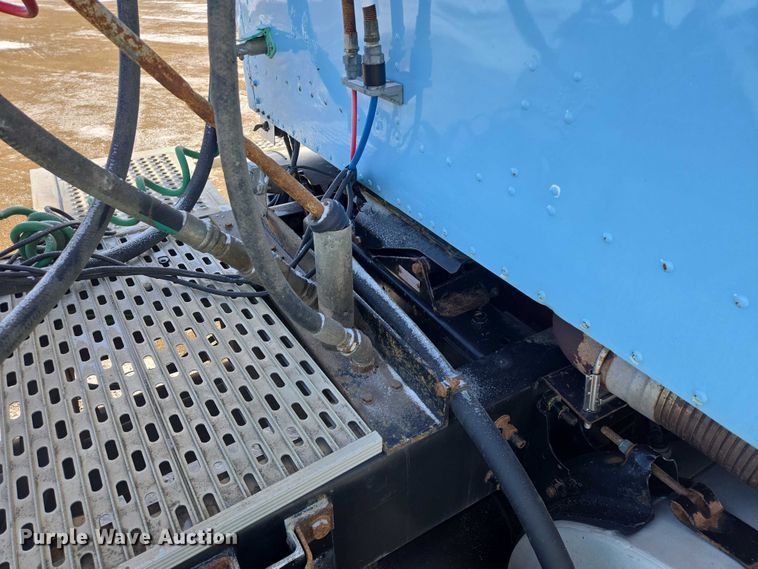 image for item EB1320 2007 International 9200i semi truck