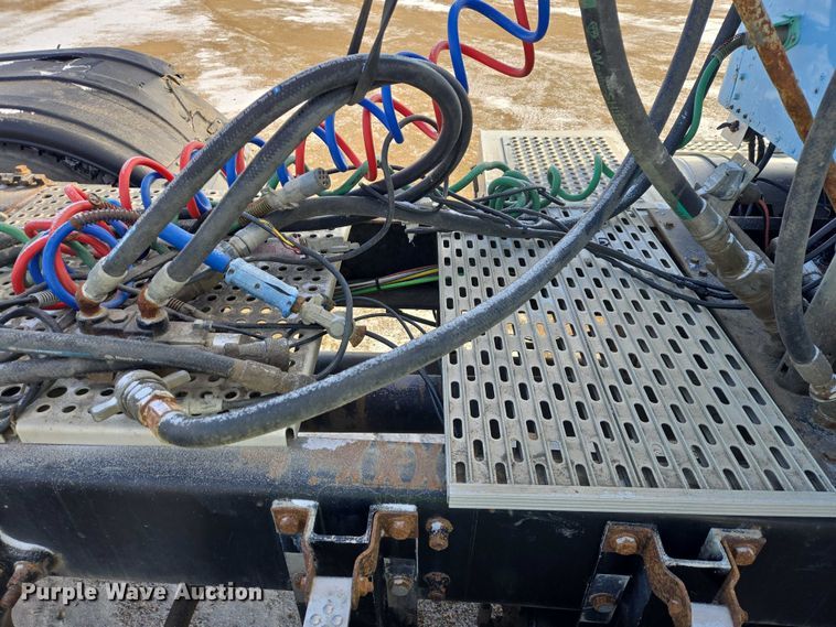 image for item EB1320 2007 International 9200i semi truck