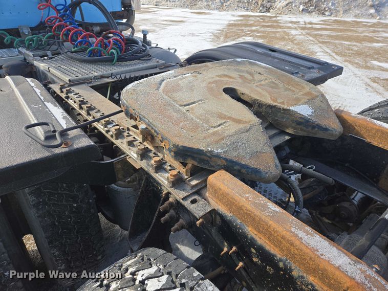 image for item EB1320 2007 International 9200i semi truck