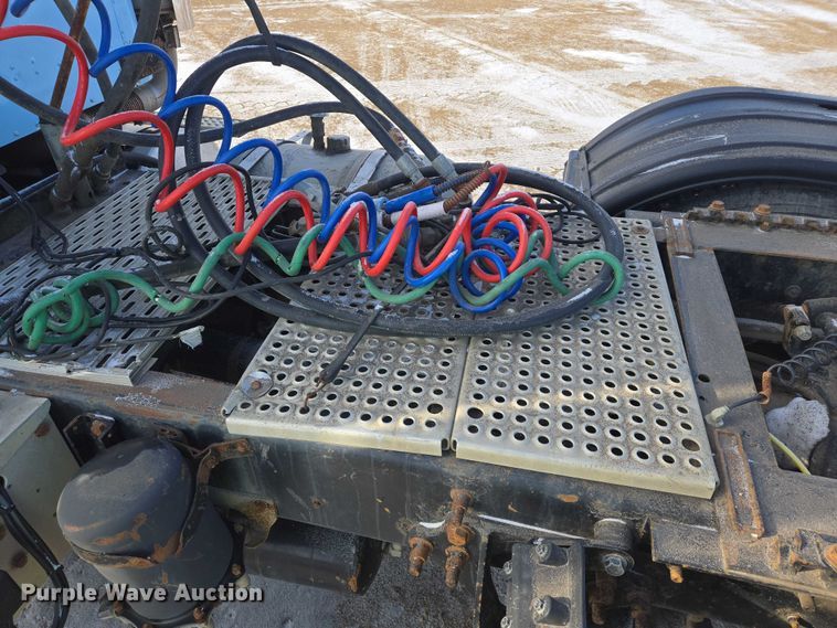 image for item EB1320 2007 International 9200i semi truck