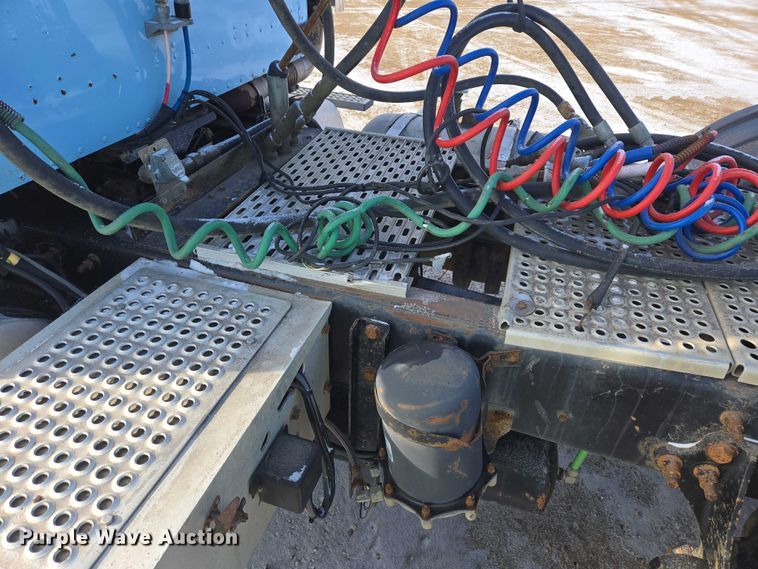 image for item EB1320 2007 International 9200i semi truck