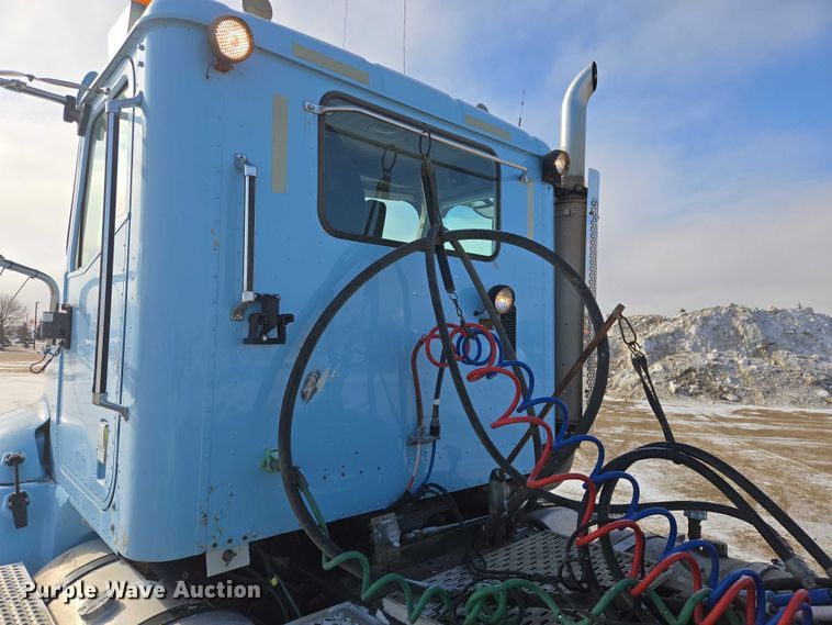 image for item EB1320 2007 International 9200i semi truck