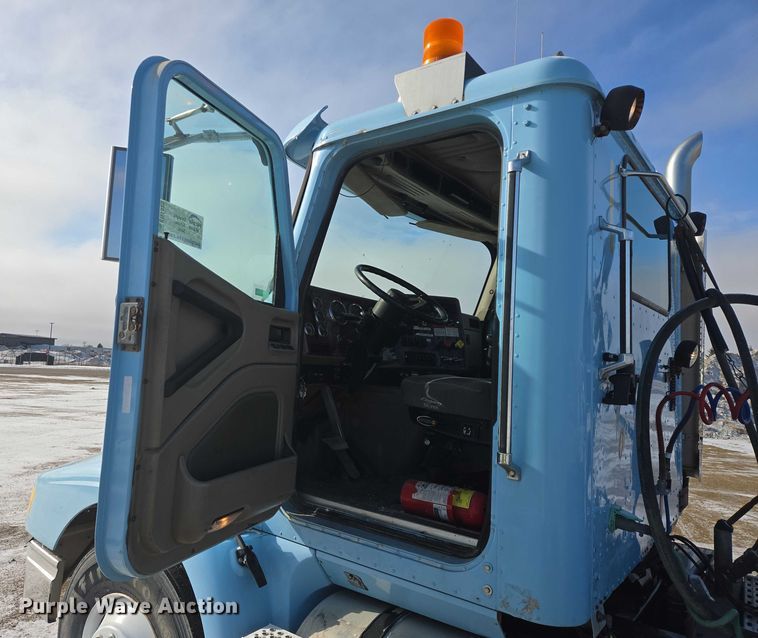 image for item EB1320 2007 International 9200i semi truck