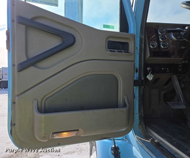 image for item EB1320 2007 International 9200i semi truck