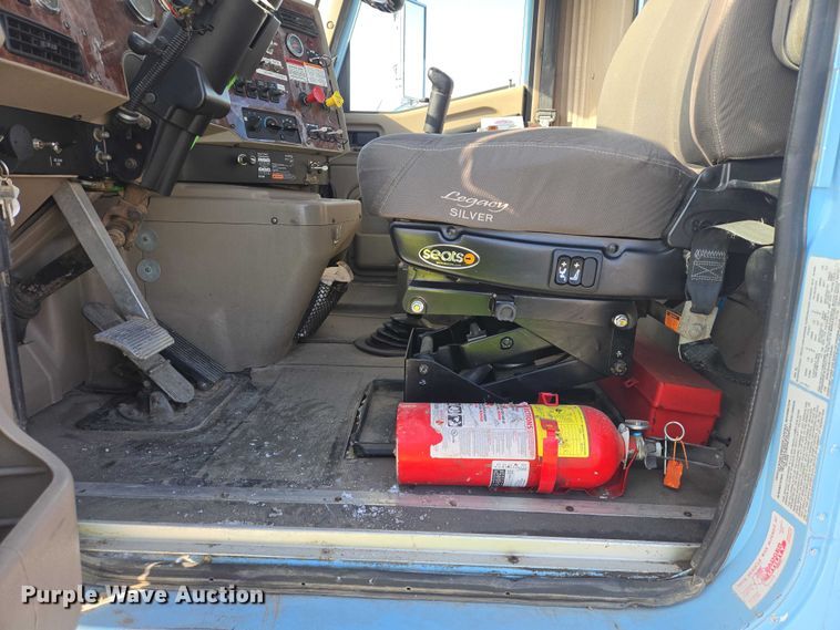 image for item EB1320 2007 International 9200i semi truck