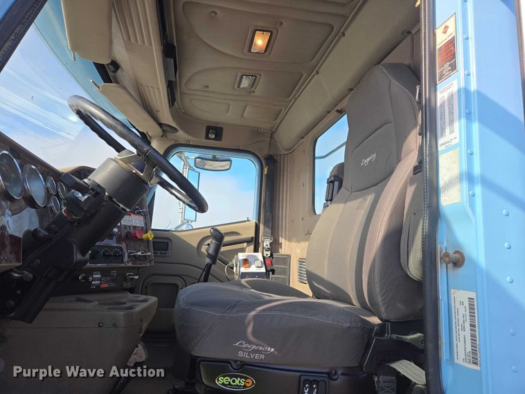 image for item EB1320 2007 International 9200i semi truck