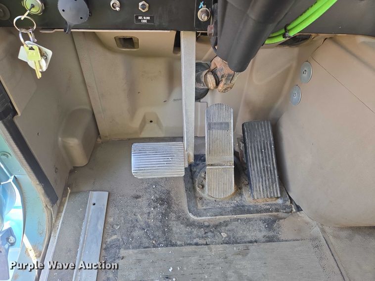 image for item EB1320 2007 International 9200i semi truck