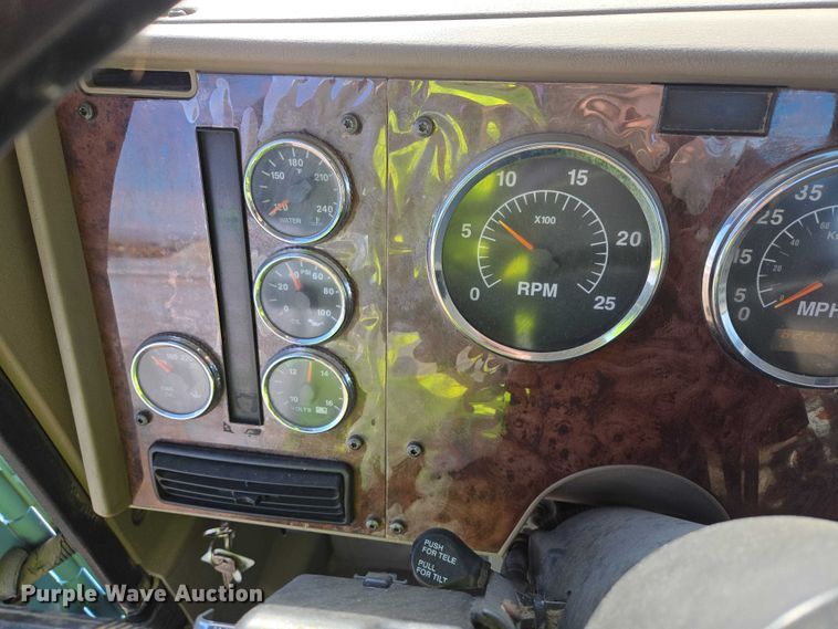 image for item EB1320 2007 International 9200i semi truck