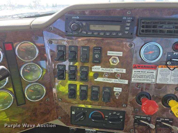 image for item EB1320 2007 International 9200i semi truck