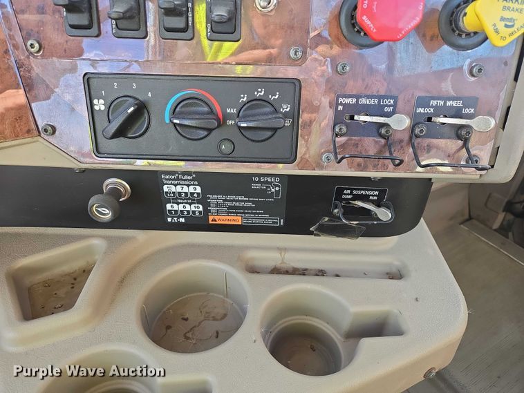 image for item EB1320 2007 International 9200i semi truck