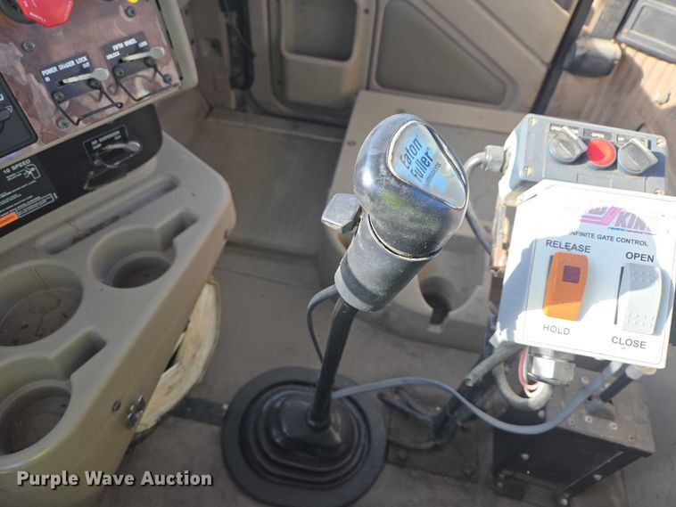 image for item EB1320 2007 International 9200i semi truck