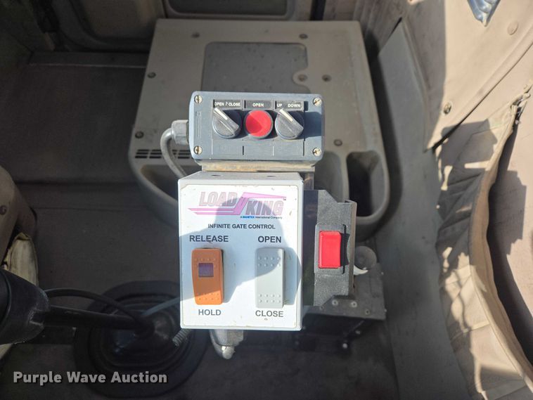 image for item EB1320 2007 International 9200i semi truck