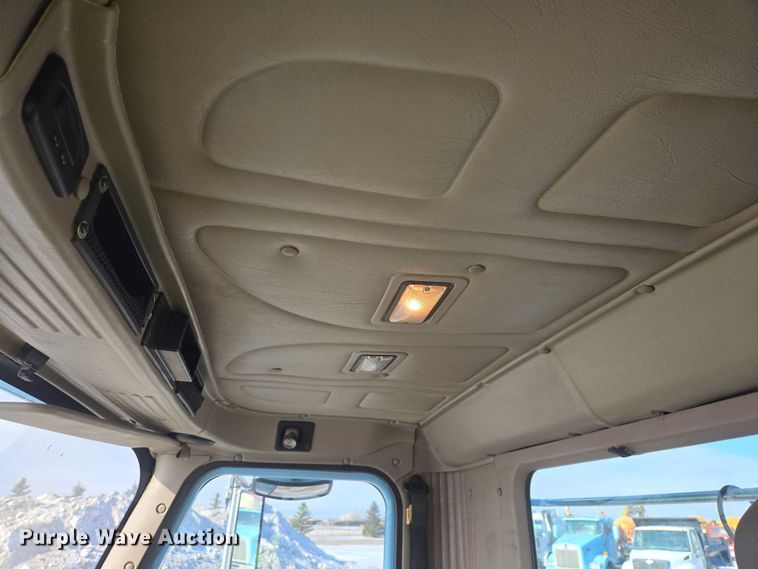 image for item EB1320 2007 International 9200i semi truck