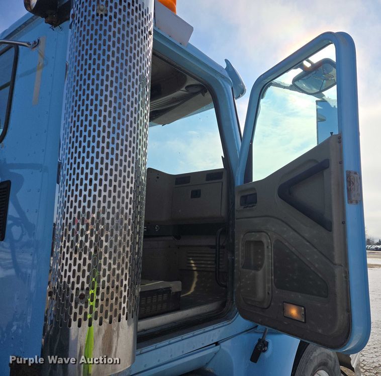 image for item EB1320 2007 International 9200i semi truck