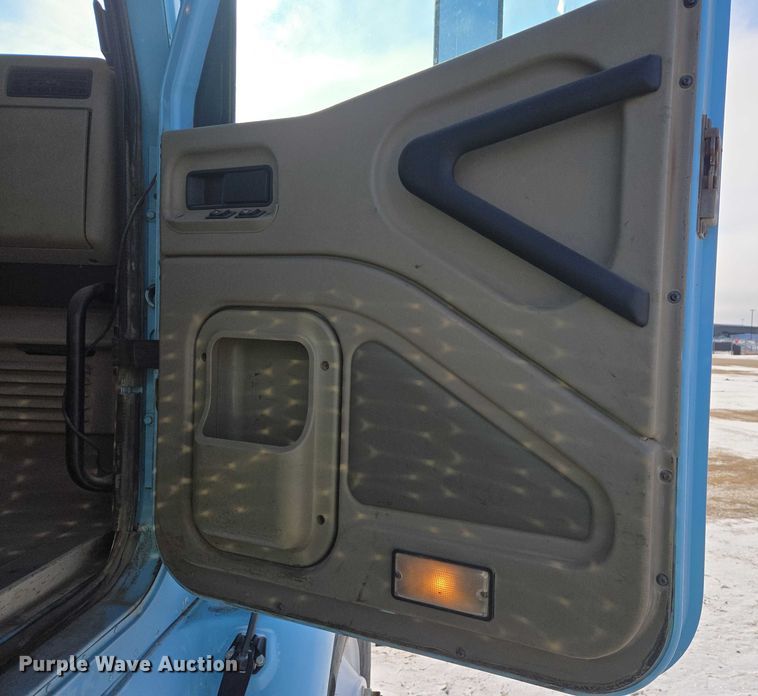 image for item EB1320 2007 International 9200i semi truck