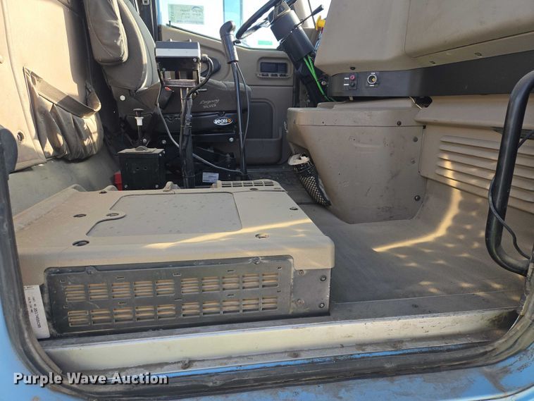 image for item EB1320 2007 International 9200i semi truck