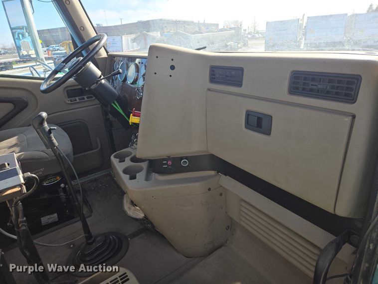 image for item EB1320 2007 International 9200i semi truck