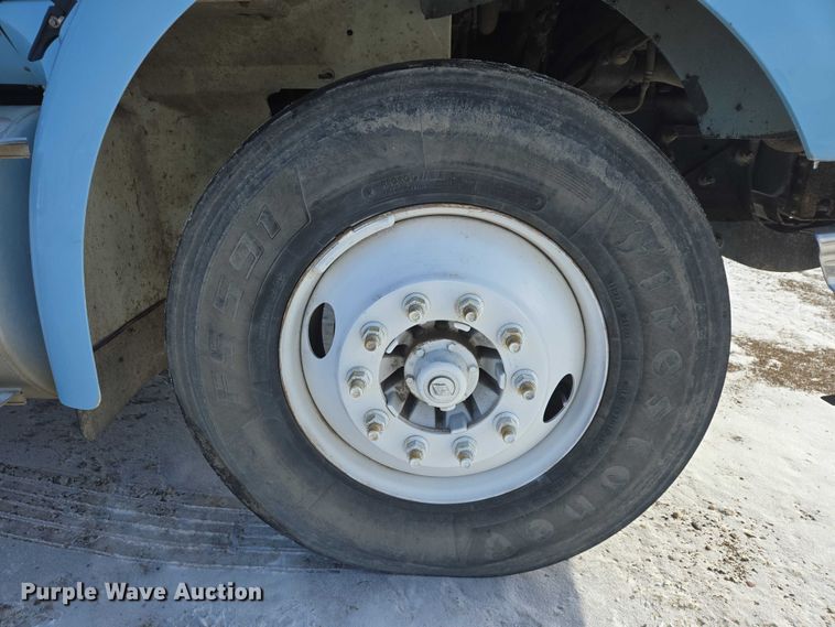 image for item EB1320 2007 International 9200i semi truck