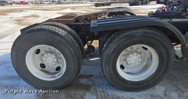 image for item EB1320 2007 International 9200i semi truck